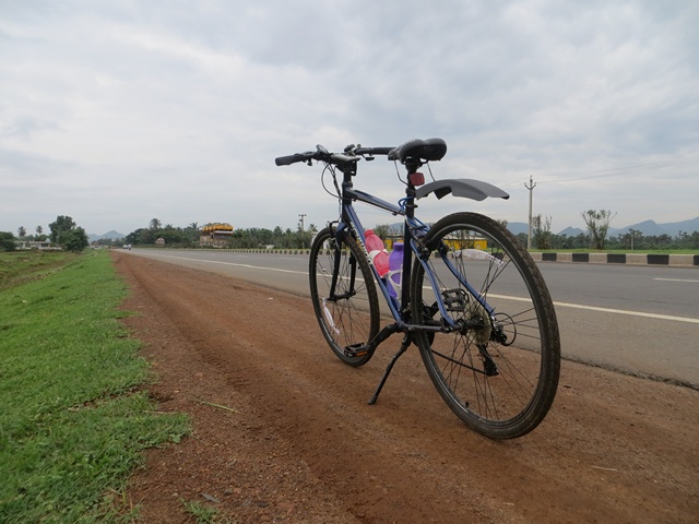 At a water stop near 50km mark. The national highway 45 looked flat & inviting.