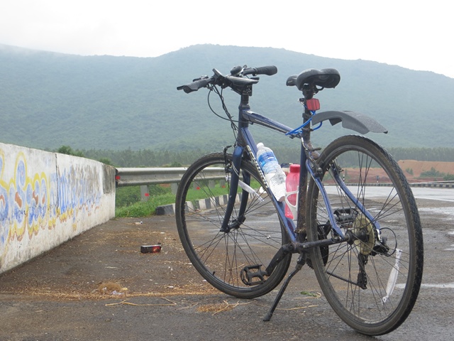 At 11:30 on day 2, the rains have started and my bike is all wet & dirty